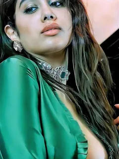 janhvi kapoor side boob close.