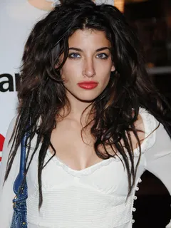 tania raymonde -3/88 -5'5''- 34-25-34''- 34b-bra -7.5-shoe, l.a. fit, serious cunnilingus! -yum! yum! yum!