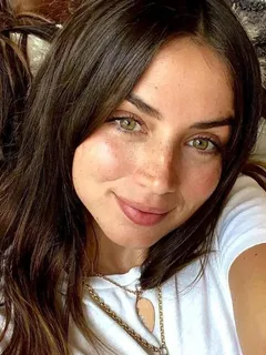 ana de armas selfie