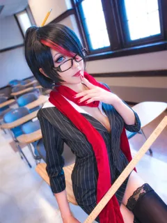 headmistress fiora cosplay, solid pose