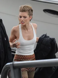 annalynne mccord fait tourner les têtes en lingerie