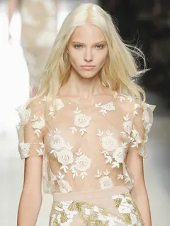 sasha luss dévoile un corps magnifique en lingerie