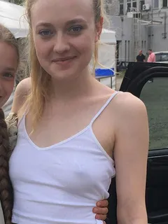 dakota fanning braless fan selfies (damn she's hot)